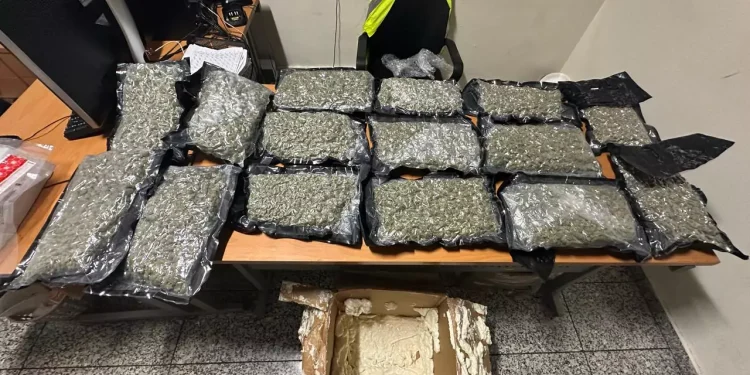 Autoridades confiscan en el AILA 15 paquetes de marihuana