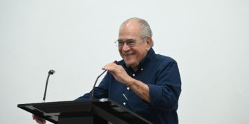 El doctor Jesús Feris Iglesias pone a circular libro sobre su vida en el mar