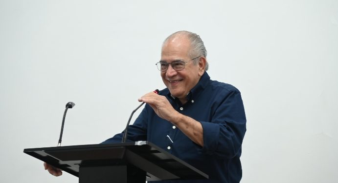 El doctor Jesús Feris Iglesias pone a circular libro sobre su vida en el mar