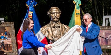 Develan busto de Duarte y juramentan primera directiva filial del Instituto Duartiano en Jamaica