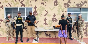 CESFRONT y DNCD ocupan 20.4 libras de marihuana en un vehículo del transporte público en Pedernales