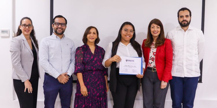 Universidad APEC y APAP culminan primera cohorte del Programa de Formación Continua SOMOS APAP