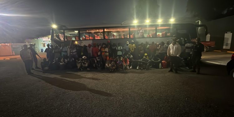 Detienen autobús con 70 ciudadanos haitianos en estatus migratorio irregular