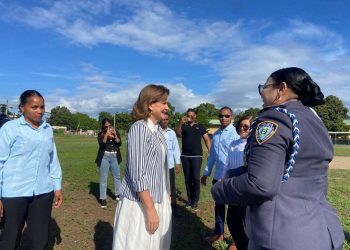 La Coronel Juana Yudelka Almonte Martínez recibe a la vicepresidenta Raquel Peña en Baní