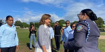 La Coronel Juana Yudelka Almonte Martínez recibe a la vicepresidenta Raquel Peña en Baní