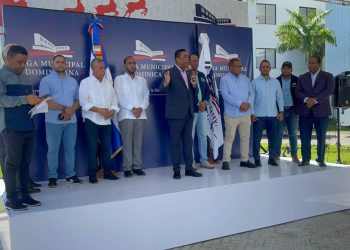 LMD entrega 11 camiones compactadores para los gobiernos locales