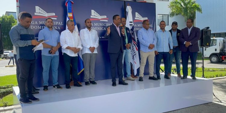 LMD entrega 11 camiones compactadores para los gobiernos locales