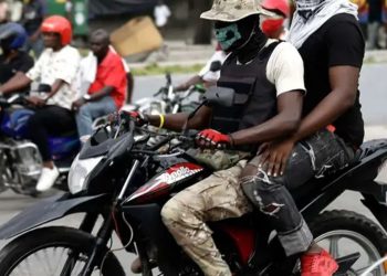 Denuncian haitianos ilegales son llevados a RD en motos frente a puesto de vigilancia