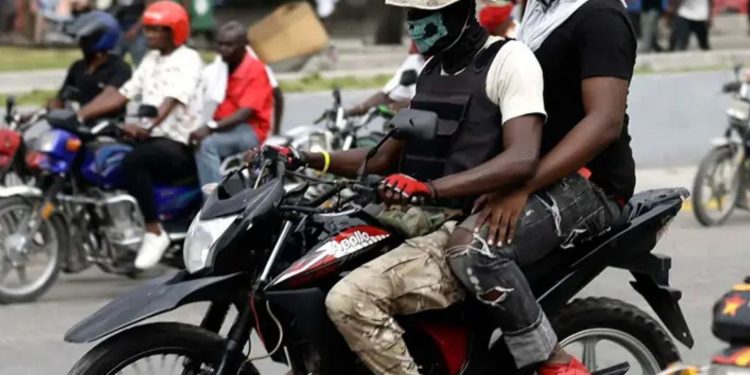 Denuncian haitianos ilegales son llevados a RD en motos frente a puesto de vigilancia