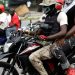 Denuncian haitianos ilegales son llevados a RD en motos frente a puesto de vigilancia