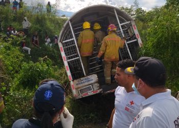 Un muerto y heridos deja accidente que involucra camión de Migración