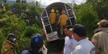 Un muerto y heridos deja accidente que involucra camión de Migración