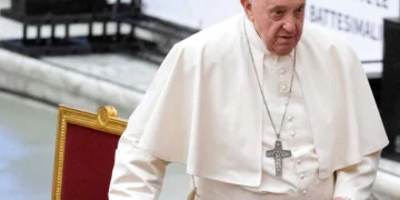 El papa Francisco sufrió una caída sin fracturas pero le inmovilizaron el brazo por precaución