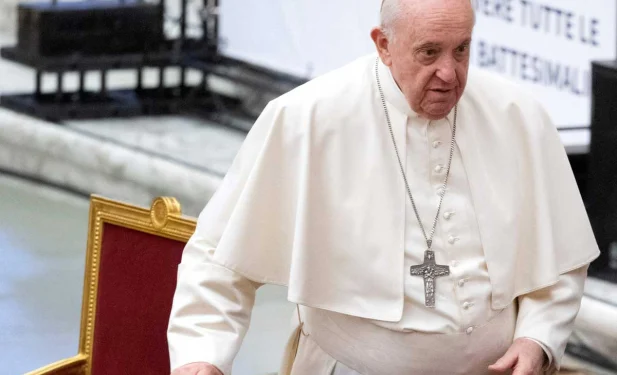 El papa Francisco sufrió una caída sin fracturas pero le inmovilizaron el brazo por precaución
