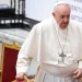 El papa Francisco sufrió una caída sin fracturas pero le inmovilizaron el brazo por precaución