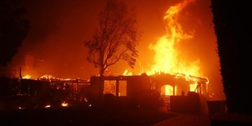 Emergencia en Los Ángeles tras incendios que avanzan sin control