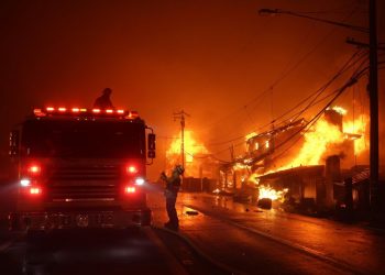 Fuertes vientos amenazan con empeorar incendios en Los Ángeles