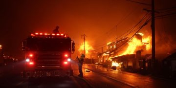 Fuertes vientos amenazan con empeorar incendios en Los Ángeles