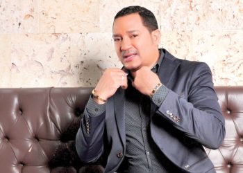 Frank Reyes sorprende tras emprender granja de pollos