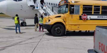 EE.UU. realiza repatriación masiva de dominicanos; 135 deportados llegan al país