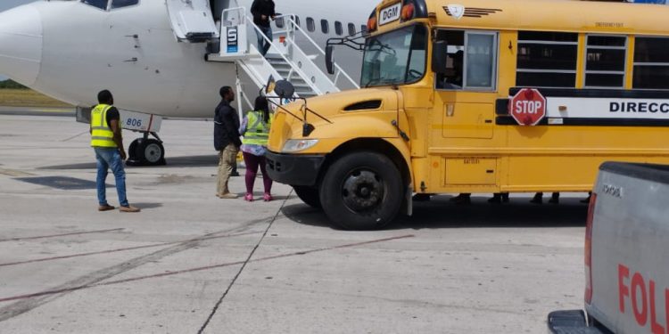EE.UU. realiza repatriación masiva de dominicanos; 135 deportados llegan al país
