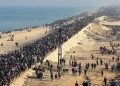 Miles de palestinos desplazados comienzan a regresar al norte de Gaza tras el acuerdo entre Israel y Hamás