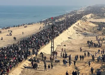 Miles de palestinos desplazados comienzan a regresar al norte de Gaza tras el acuerdo entre Israel y Hamás