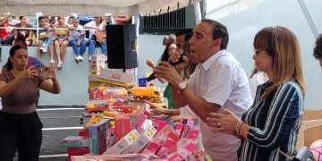 Cientos de niños reciben juguetes de Cruz Jiminián y la Fundación Lama