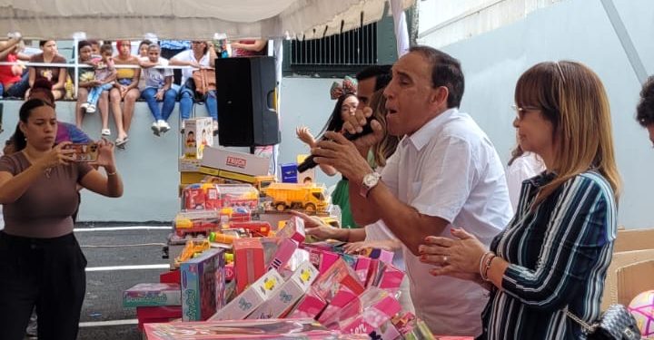 Cientos de niños reciben juguetes de Cruz Jiminián y la Fundación Lama