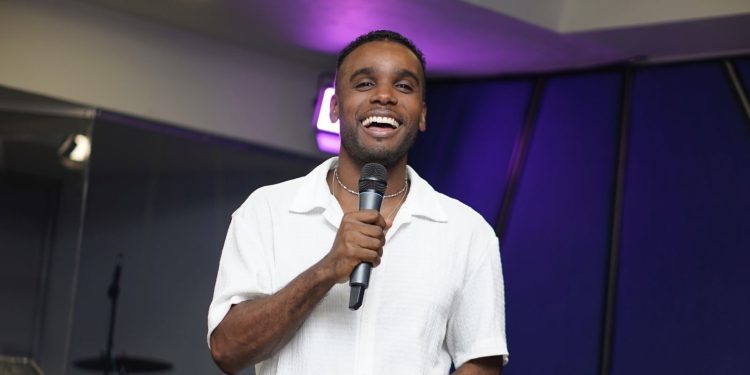 Gerome lanza “Gracia”, una canción cristiana que llama a practicar la gratitud