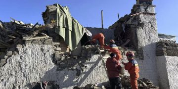 Al menos 95 muertos en un fuerte terremoto en el oeste de China cerca del Everest