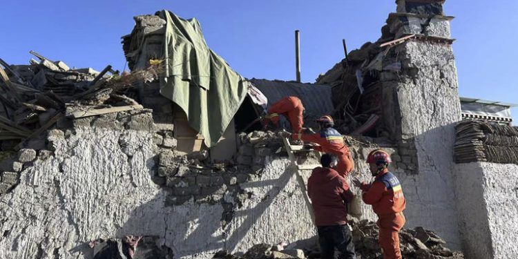 Al menos 95 muertos en un fuerte terremoto en el oeste de China cerca del Everest