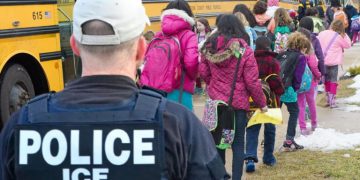 Familias inmigrantes sacan a los hijos de las escuelas de Nueva York por miedo a redadas