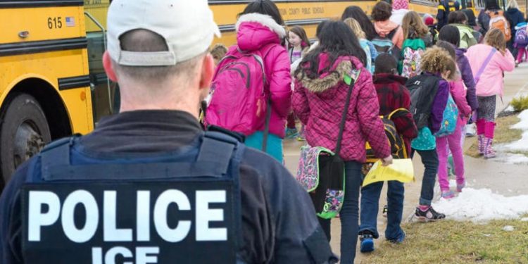Familias inmigrantes sacan a los hijos de las escuelas de Nueva York por miedo a redadas