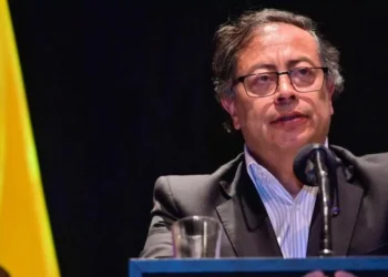 Petro pide levantar bloqueos a Venezuela e insiste en mantener diálogo político