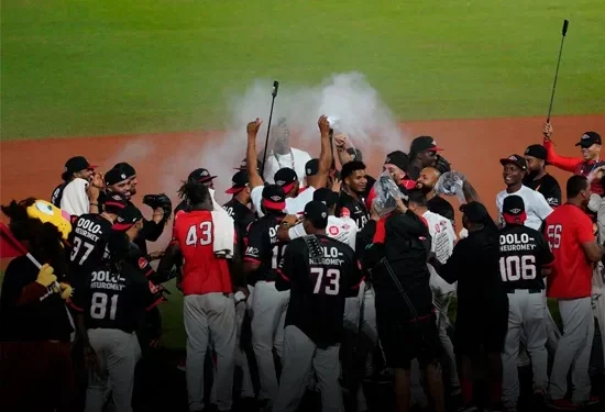 Leones del Escogido se coronan campeones de la Serie Invernal 2024-2025