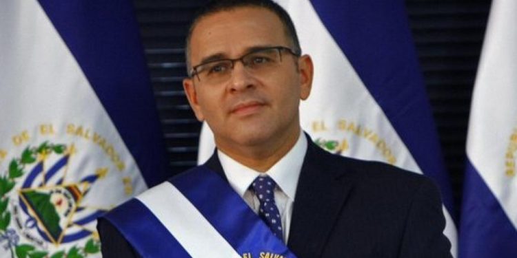Muere el expresidente de El Salvador quien; estaba prófugo de la justicia