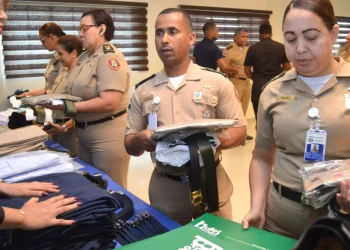Ministerio de Defensa  entrega de uniformes a la Junta de Retiro