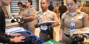 Ministerio de Defensa  entrega de uniformes a la Junta de Retiro