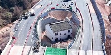 Atrapado en una autopista: rechaza cuantiosa oferta de reubicación y termina en una situación surrealista