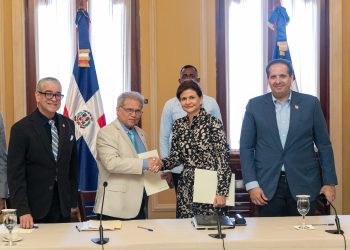 Raquel Peña firma acuerdo histórico entre el Gobierno y el Colegio Médico Dominicano