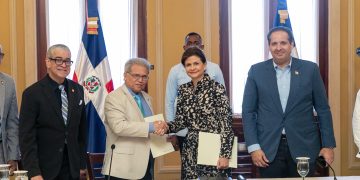 Raquel Peña firma acuerdo histórico entre el Gobierno y el Colegio Médico Dominicano
