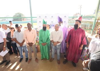 Administrador general del Instituto de Auxilios Félix Grullón entrega juguetes a niños humildes de sectores de Herrera 