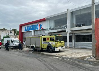 Bomberos coordinados por el 9-1-1 sofocan incendio registrado en tienda de motocicletas en SDE