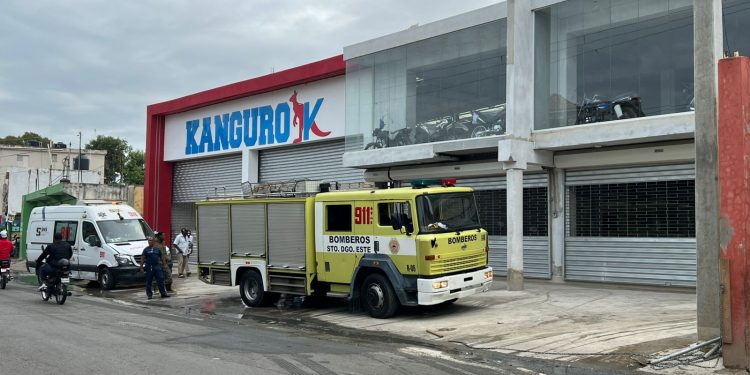 Bomberos coordinados por el 9-1-1 sofocan incendio registrado en tienda de motocicletas en SDE