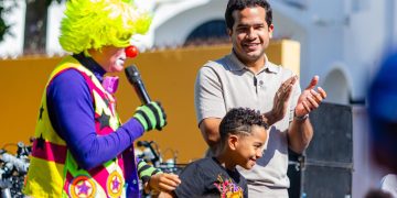 Omar Fernández lleva felicidad y juguetes a niños en día de Reyes