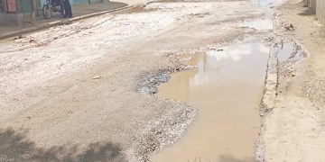 El regidor y vicepresidente del Consejo, Lic. Yhonny Ferreras (Blanco), exige declarar de urgencia el mal estado de las calles de La Caleta