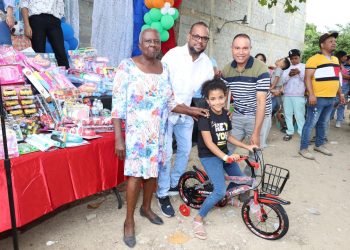 Pedro Gómez y Fundación Cenacom entregan juguetes a niños del Libertador de Herrera, SDO