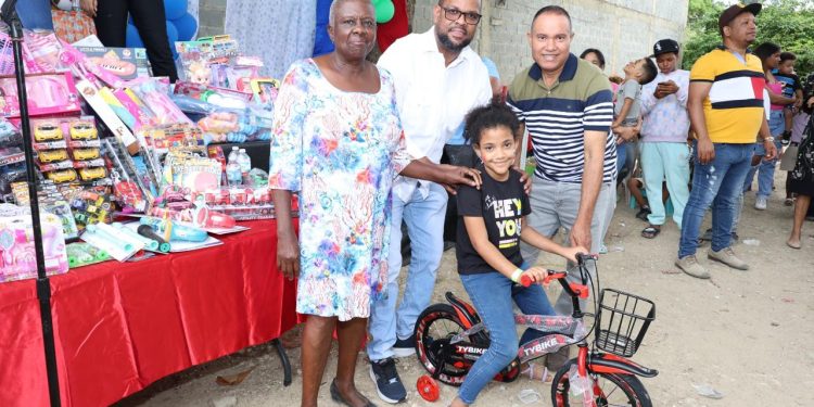 Pedro Gómez y Fundación Cenacom entregan juguetes a niños del Libertador de Herrera, SDO