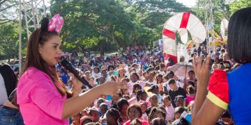 ASDN encabezada por Betty Gerónimo, realiza entrega de juguetes en el Parque Mirador Norte